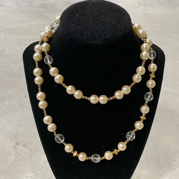 Jewelry - Vintage faux Pearl and Clear Glass beads necklace